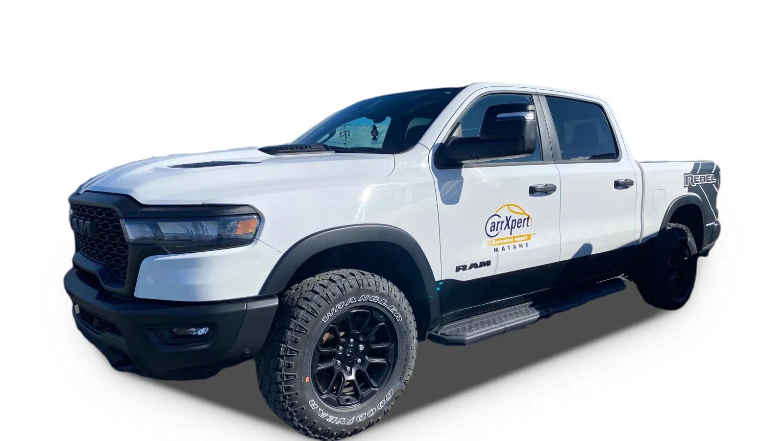 Ram 1500 Rebel blanc offert en location chez Location Pierre Villeneuve à Matane